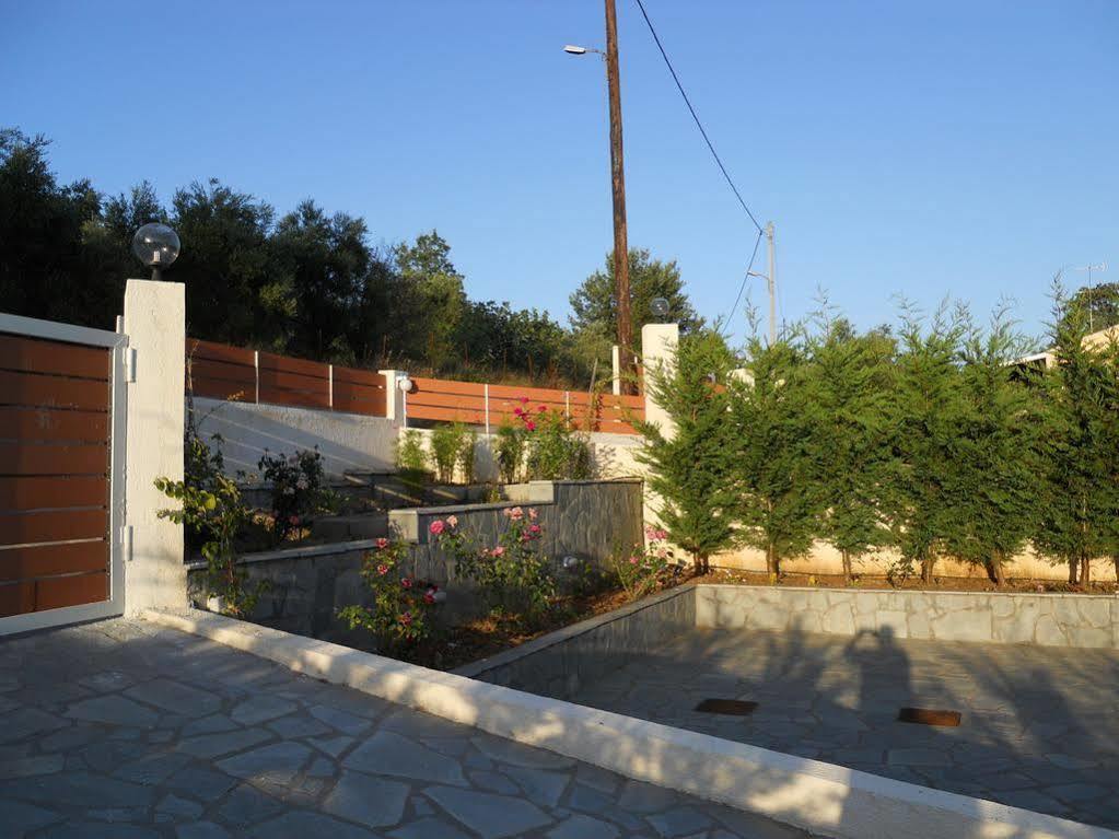 Villa Poulades 古维亚 外观 照片